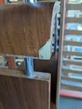 Houten boekenkast met metalen buizen – foto 3 – kavel bij De Kringwinkel, Sint-Niklaas