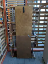 Houten boekenkast met metalen buizen – foto 4 – kavel bij De Kringwinkel, Sint-Niklaas