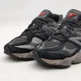Paar sneakers, maat 41,5, New Balance, U9060BLK – foto 2 – kavel bij Domeinen Roerende Zaken, Groningen