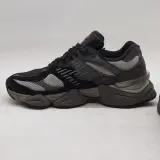 Paar sneakers, maat 41,5, New Balance, U9060BLK – foto 5 – kavel bij Domeinen Roerende Zaken, Groningen