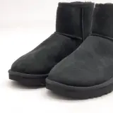 Paar schoenen, maat 37, UGG, 1016222 – foto 2 – kavel bij Domeinen Roerende Zaken, Groningen