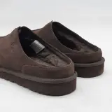 Paar pantoffels, maat 42, UGG, 1166761 – foto 7 – kavel bij Domeinen Roerende Zaken, Groningen