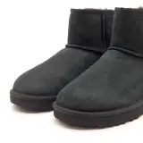 Paar schoenen, maat 37, UGG, 1016222 – foto 2 – kavel bij Domeinen Roerende Zaken, Groningen