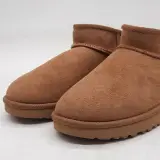 Paar schoenen, maat 37, UGG, 1116109 – foto 2 – kavel bij Domeinen Roerende Zaken, Groningen