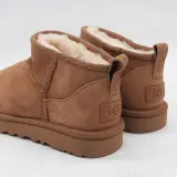 Paar schoenen, maat 37, UGG, 1116109 – foto 5 – kavel bij Domeinen Roerende Zaken, Groningen