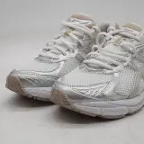 Paar sneakers, maat 44, Asics, F960124 – foto 2 – kavel bij Domeinen Roerende Zaken, Groningen