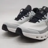Paar hardloopschoenen, maat 44, On, 3ME30110818 – foto 2 – kavel bij Domeinen Roerende Zaken, Groningen