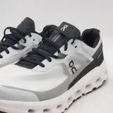 Paar hardloopschoenen, maat 44, On, 3ME30110818 – foto 3 – kavel bij Domeinen Roerende Zaken, Groningen
