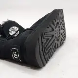 2x Paar schoenen, maat 37, UGG, 1016554 – foto 9 – kavel bij Domeinen Roerende Zaken, Groningen