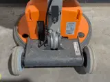 Vloerschuurmachine roterend met stofzuiger 230V, Numatic, HFM 1515, 2024 – foto 8 – kavel bij Onlineveilingmeester, Heerenveen