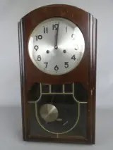 Oude houten wandklok met slinger en mechaniek – kavel bij De Kringwinkel, Diest