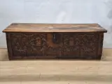 Antiek-look neogotische houten kist - rijk gesneden Gothic Revival decor – kavel bij De Kringwinkel, Gent