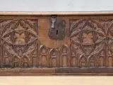 Antiek-look neogotische houten kist - rijk gesneden Gothic Revival decor – foto 3 – kavel bij De Kringwinkel, Gent