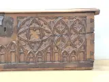 Antiek-look neogotische houten kist - rijk gesneden Gothic Revival decor – foto 4 – kavel bij De Kringwinkel, Gent