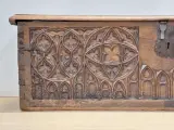 Antiek-look neogotische houten kist - rijk gesneden Gothic Revival decor – foto 5 – kavel bij De Kringwinkel, Gent
