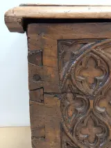 Antiek-look neogotische houten kist - rijk gesneden Gothic Revival decor – foto 6 – kavel bij De Kringwinkel, Gent