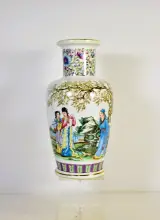 Chinese porseleinen vaas met figuren en vermoedelijk een Qianlong-merk – kavel bij De Kringwinkel, Turnhout