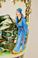 Chinese porseleinen vaas met figuren en vermoedelijk een Qianlong-merk – foto 3 – kavel bij De Kringwinkel, Turnhout