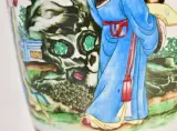 Chinese porseleinen vaas met figuren en vermoedelijk een Qianlong-merk – foto 6 – kavel bij De Kringwinkel, Turnhout
