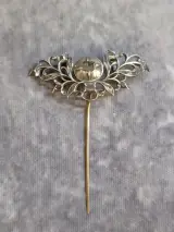 Antieke Victoriaanse / Edouardiaanse dasnaald of hoedenspeld met floral motief en roosgeslepen stenen – foto 2 – kavel bij De Kringwinkel, Gent