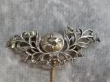 Antieke Victoriaanse / Edouardiaanse dasnaald of hoedenspeld met floral motief en roosgeslepen stenen – foto 3 – kavel bij De Kringwinkel, Gent
