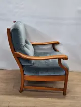 Vintage loungefauteuil in massief hout met blauwgrijze velours bekleding – foto 2 – kavel bij De Kringwinkel, Gent