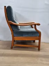 Vintage loungefauteuil in massief hout met blauwgrijze velours bekleding – foto 3 – kavel bij De Kringwinkel, Gent