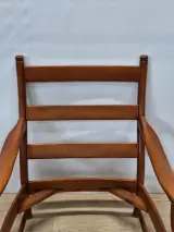 Vintage loungefauteuil in massief hout met blauwgrijze velours bekleding – foto 5 – kavel bij De Kringwinkel, Gent