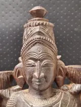 Traditioneel Indiaas houten snijwerk van de vierarmige godheid Lakshmi – foto 6 – kavel bij De Kringwinkel, Gent