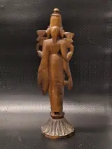 Traditioneel Indiaas houten snijwerk van de vierarmige godheid Lakshmi – foto 8 – kavel bij De Kringwinkel, Gent