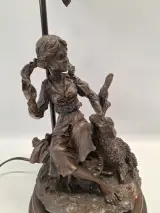 Figurale Art Nouveau-stijl tafellamp - Herderin met schaap en bloemvormige kap – foto 9 – kavel bij De Kringwinkel, Gent