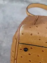 Stijlvolle Coccinelle handtas in struisvogelleder-look – foto 6 – kavel bij De Kringwinkel, Gent
