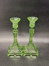 Lichtgroene persglazen kandelaars met leeuwenkop - Depression Glass-stijl – kavel bij De Kringwinkel, Gent