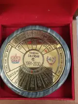 Eeuwigdurende kalender 40 Jaar (1991–2030) in messing en marmer met houten kistje – foto 2 – kavel bij De Kringwinkel, Gent