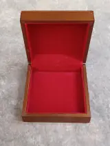 Eeuwigdurende kalender 40 Jaar (1991–2030) in messing en marmer met houten kistje – foto 7 – kavel bij De Kringwinkel, Gent