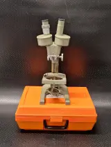 Laboratoriumset met Meopta stereomicroscoop en Corning Pyrex chemieset – kavel bij De Kringwinkel, Gent