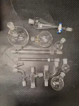 Laboratoriumset met Meopta stereomicroscoop en Corning Pyrex chemieset – foto 6 – kavel bij De Kringwinkel, Gent