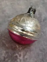 Exclusieve set van 2 vintage Ajeko glazen kerstballen met ijsbloemmotief – foto 6 – kavel bij De Kringwinkel, Gent