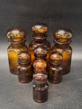 Set van 8 vintage Belgische apothekerspotten in bruin glas - Mid Century Modern – kavel bij De Kringwinkel, Gent