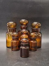 Set van 8 vintage Belgische apothekerspotten in bruin glas - Mid Century Modern – foto 2 – kavel bij De Kringwinkel, Gent