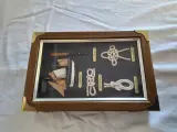 2 vintage maritieme knopenborden in vitrinelijst – foto 2 – kavel bij De Kringwinkel, Oudenaarde