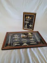 2 vintage maritieme knopenborden in vitrinelijst – foto 4 – kavel bij De Kringwinkel, Oudenaarde