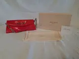Rode lakleren Jimmy Choo clutch met kettingriem – kavel bij De Kringwinkel, Oudenaarde