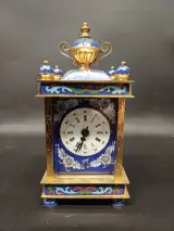 Decoratieve tafelklok in cloisonné-email – kavel bij De Kringwinkel, Ninove