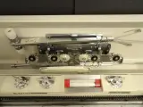 "Empisal Knitmaster" breimachine (model 305 Automatic) – foto 4 – kavel bij De Kringwinkel, Leopoldsburg