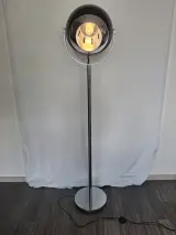 Zwarte vloerlamp in Space Age-stijl met bolvormige lampenkap – kavel bij De Kringwinkel, Geraardsbergen