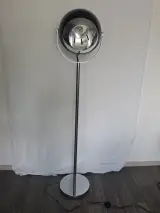 Zwarte vloerlamp in Space Age-stijl met bolvormige lampenkap – foto 2 – kavel bij De Kringwinkel, Geraardsbergen
