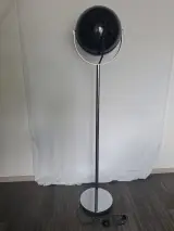 Zwarte vloerlamp in Space Age-stijl met bolvormige lampenkap – foto 4 – kavel bij De Kringwinkel, Geraardsbergen