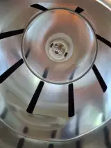 Zwarte vloerlamp in Space Age-stijl met bolvormige lampenkap – foto 10 – kavel bij De Kringwinkel, Geraardsbergen