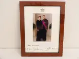 Gesigneerde foto in presentatiekader koning Albert II en koningin Paola – kavel bij De Kringwinkel, Leopoldsburg